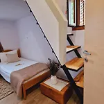 Nyaraló Seva House Monólithosz